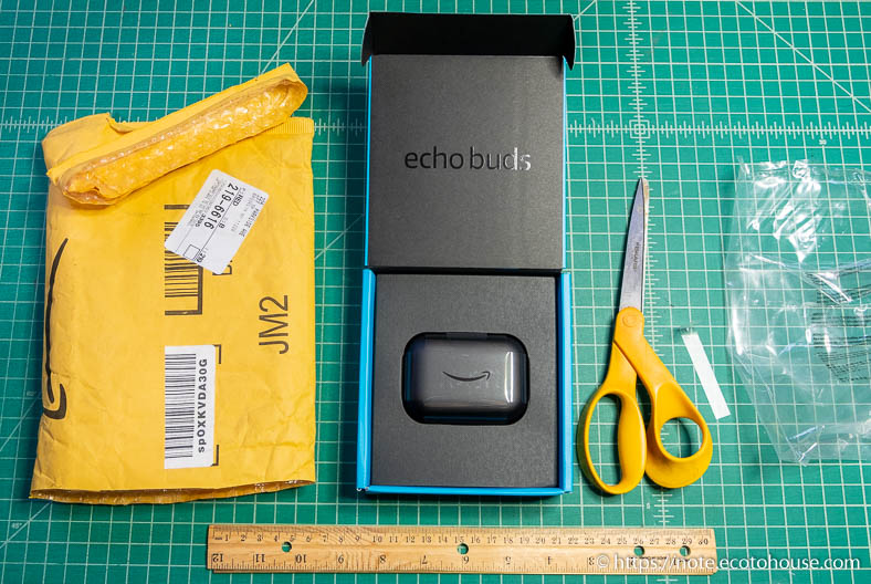 Amazonのワイヤレスイヤホン、Echo Buds開封の儀。封筒から取り出して箱開けた