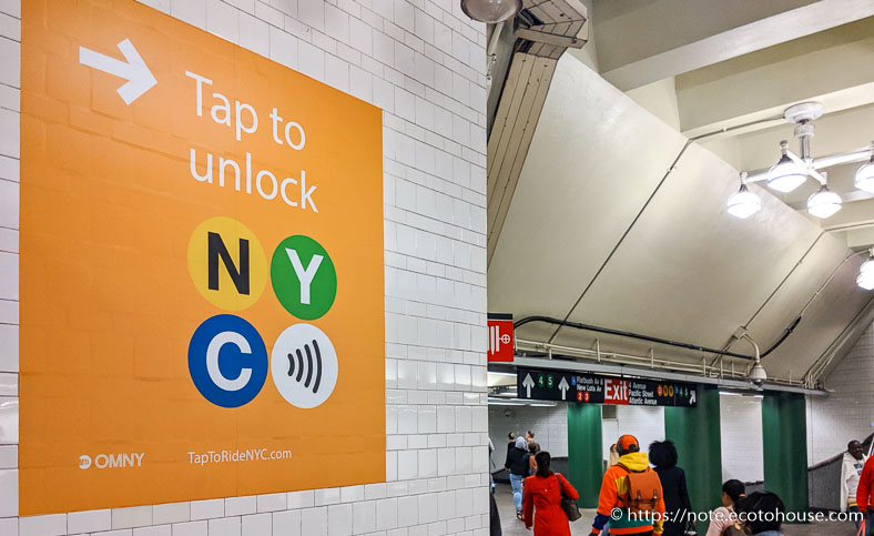 NFC決済を推進するNY地下鉄の壁張り広告